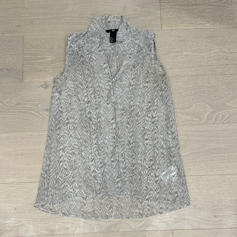 H&M Gray Patterned Blouse - Picture 1 of 1